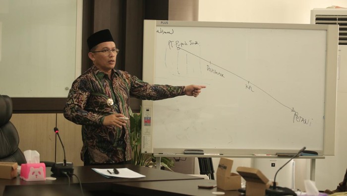 Pj Bupati Tegal Agustyarsyah saat rapat koordinasi penyelesaian pupuk subsidi, Selasa (26/11/2024).