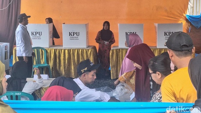 Pemungutan suara ulang di salah satu TPS di Kecamatan Tenggarang, Bondowoso.