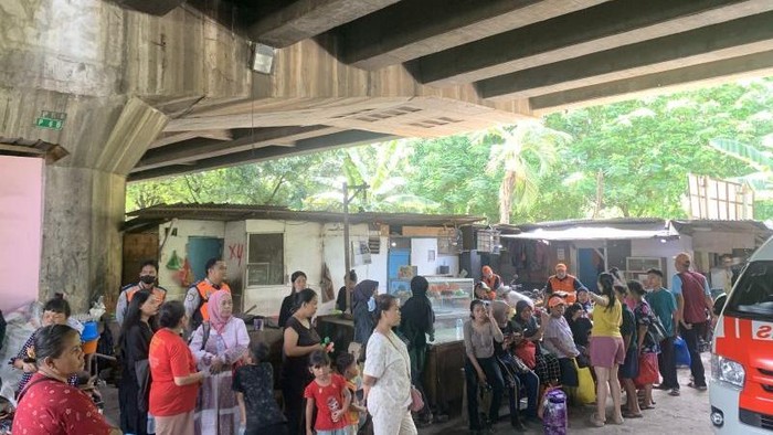 Penertiban juga dilakukan di kolong Tol Jembatan Tiga Pluit, Jakut. Sebanyak 34 KK direlokasi dari kolong Tol Jembatan Tiga ke Rusunawa Tongkol Pademangan. (ANTARA/Mario Sofia Nasution)