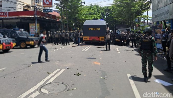 Pengamanan aksi demo peringatan Hari Papua Merdeka di Makassar.