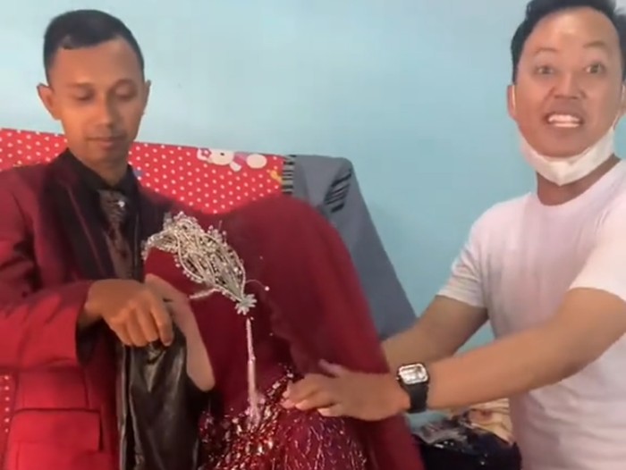 Pengantin wanita lemas karena tidak sarapan saat memakai siger Sunda berujung mual dan tidak enak badan. Postingan tersebut langsung viral di TikTok.