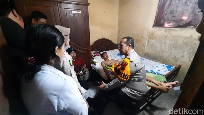 Kapolres Kudus AKBP Ronni Bonic meninjau IPA yang diduga korban pengeroyokan oknum suporter di Kudus, Senin (2/12/2024).