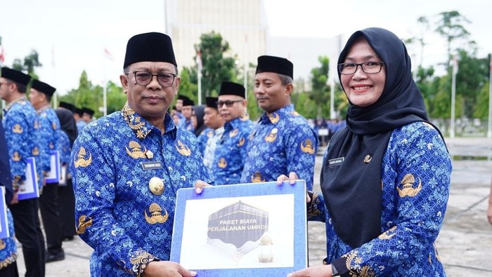 Penjabat Gubernur Riau, Rahman Hadi memberikan penghargaan ke ASN berprestasi (Foto: Istimewa)
