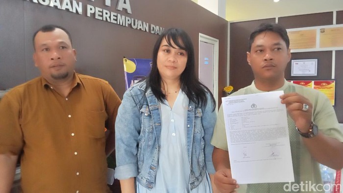 Pepi Puspita (41) melaporkan indikasi penipuan jual beli rumah ke Polrestabes Palembang