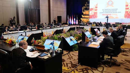Wakil Ketua Komisi Pemberantasan Korupsi (KPK) Alexander Marwata (kelima kiri) dan Johanis Tanak (keempat kiri) berfoto bersama pimpinan lembaga pemberantasan korupsi negara ASEAN di sela pembukaan The 20th Principals Meeting of the ASEAN Parties Against Corruption (ASEAN-PAC) di Bali Beach Convention Sanur, Denpasar, Bali, Senin (2/12/2024). Kegiatan yang digelar Komisi Pemberantasan Korupsi (KPK) pada 2-5 Desember 2024 tersebut diikuti 10 negara anggota ASEAN-PAC serta ditambah negara Timor Leste sebagai pengamat untuk membangun dan memperkuat upaya kolaboratif melawan korupsi. ANTARA FOTO/Nyoman Hendra Wibowo/nym.