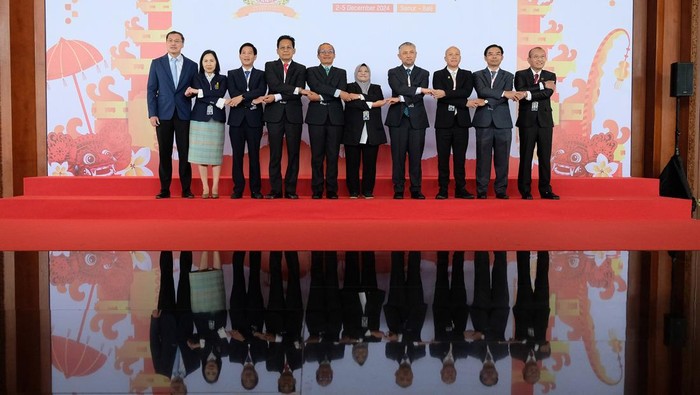 Wakil Ketua Komisi Pemberantasan Korupsi (KPK) Alexander Marwata (kelima kiri) dan Johanis Tanak (keempat kiri) berfoto bersama pimpinan lembaga pemberantasan korupsi negara ASEAN di sela pembukaan The 20th Principals Meeting of the ASEAN Parties Against Corruption (ASEAN-PAC) di Bali Beach Convention Sanur, Denpasar, Bali, Senin (2/12/2024). Kegiatan yang digelar Komisi Pemberantasan Korupsi (KPK) pada 2-5 Desember 2024 tersebut diikuti 10 negara anggota ASEAN-PAC serta ditambah negara Timor Leste sebagai pengamat untuk membangun dan memperkuat upaya kolaboratif melawan korupsi. ANTARA FOTO/Nyoman Hendra Wibowo/nym.
