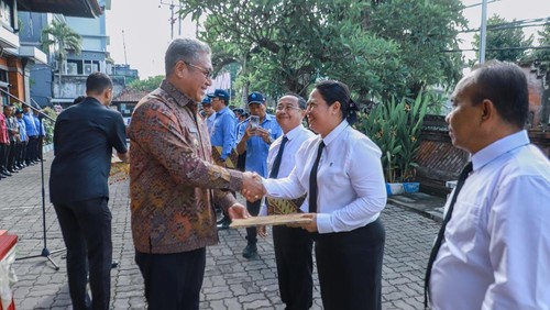 Pj Bupati Gianyar, Dewa Tagel Wirasa, melantik direksi Perumda Air Minum Tirta Sanjiwani periode 2024-2029, Senin (2/12/2024). (Dok. Pemkab Gianyar)