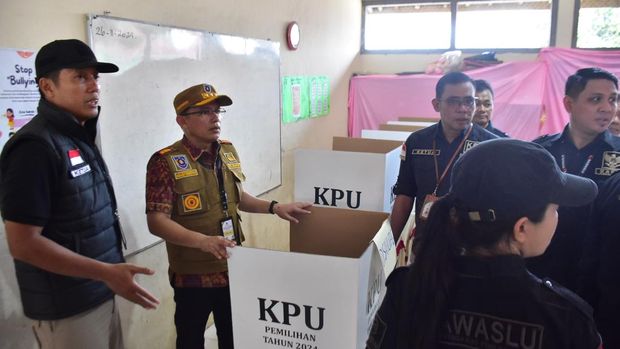 Pj Bupati Tegal Agustyarsyah saat meninjau TPS Pilkada 2024. Foto diunggah Senin (2/12/2024).