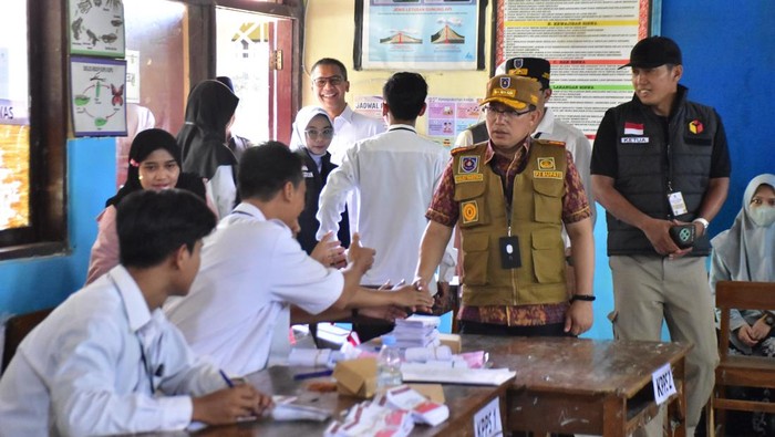Pj Bupati Tegal Agustyarsyah saat meninjau TPS Pilkada 2024. Foto diunggah Senin (2/12/2024).