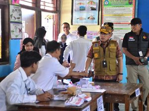 Pj Bupati Tegal Tinjau TPS Saat Coblosan, Pastikan Pilkada Lancar