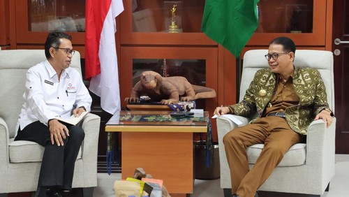 Pj Gubernur NTT Andriko Noto Susanto saat menerima kunjungan Kepala Ombudsman RI Perwakilan NTT, Darius Beda Daton, Senin (2/12/2024). (Foto: Dok. Ombudsman NTT)