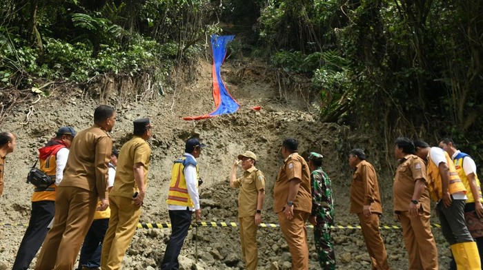 Pj Gubsu Agus Fatoni meninjau lokasi longsor di Jalan Medan-Berastagi Kecamatan Sibolangit, Senin (2/12/2024). (Foto: Diskominfo Sumut)