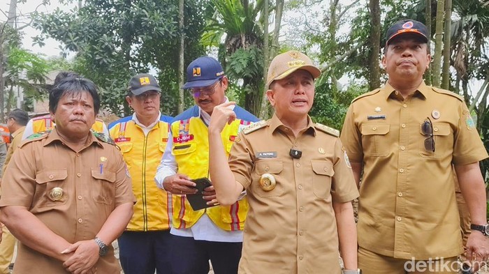 Pj Gubsu Agus Fatoni saat meninjau kondisi longsor di Sibolangit. (Ahmad Arfah Fansuri Lubis/detikSumut)