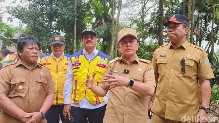Pj Gubsu Agus Fatoni saat meninjau kondisi longsor di Sibolangit, Deli Serdang, Sumut. (Ahmad Arfah Fansuri Lubis/detikSumut)