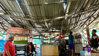 Atap yang menaungi kantin di Blok III tersebut rusak akibat tertimpa pohon.