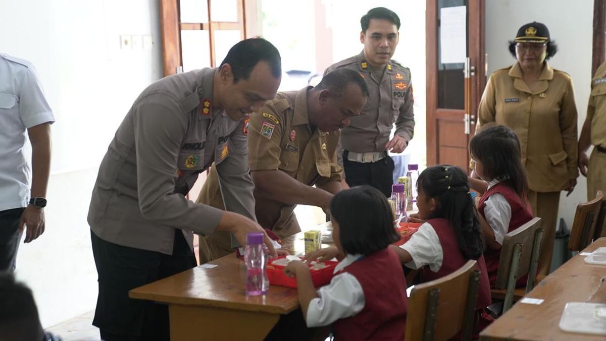 Kapolres Malang Pimpin Pembagian Makanan Bergizi ke Pelajar Terdampak Banjir