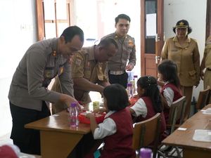Polres Malang Bagikan Makanan Bergizi ke Pelajar Terdampak Banjir Malang
