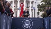 Acara tersebut, yang menandai Hari AIDS Sedunia, menampilkan sambutan dari Biden dan Jeanne White-Ginder, yang putranya yang remaja Ryan White meninggal karena AIDS pada tahun 1990.