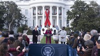 Seperti dilansir Reuters, Biden menjadi emosional selama sambutan mereka, berempati dengan mereka di antara kerumunan yang telah kehilangan anggota keluarga dan teman. Istri pertama Presiden Biden, Neilia, dan bayi perempuannya Naomi meninggal dalam kecelakaan mobil pada tahun 1972 dan putranya, Beau, yang dibesarkan oleh Jill Biden, meninggal karena kanker pada tahun 2015.