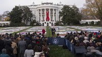 Presiden Biden memuji gerakan advokasi AIDS dan memuji Dr. Anthony Fauci, mantan pakar penyakit menular terkemuka AS yang bergumul dengan Presiden Donald Trump saat itu selama pandemi COVID, atas upayanya untuk memerangi penyakit tersebut.