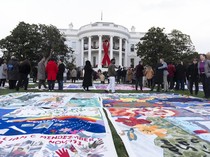 Potret Gedung Putih Gelar AIDS Memorial Quilt untuk Pertama Kalinya