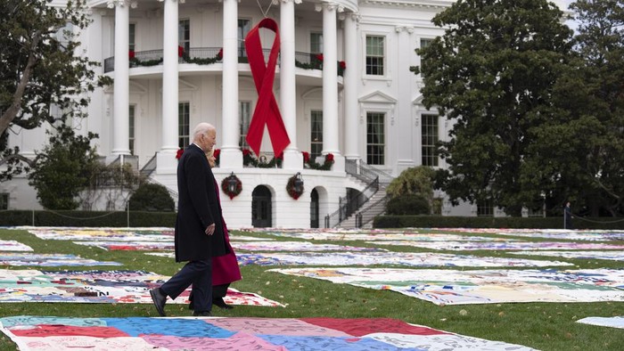 Potret Gedung Putih Gelar AIDS Memorial Quilt untuk Pertama Kalinya AIDS survivors, their families and advocates look at the display of AIDS Memorial quilts spread over the South Lawn of the White House during a ceremony to commemorate World AIDS Day, Sunday, Dec. 1, 2024, in Washington. (AP Photo/Manuel Balce Ceneta)