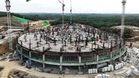 Bangunan masjid ini terdiri dari tiga bagian yaitu kubah utama, plaza terbuka, dan minaret.
