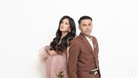 Judika tampak selalu mendampingi istrinya selama proses persalinan. Penyanyi Indonesia ini juga tidak lupa memuji perjuangan sang istri selama proses melahirkan. Foto: Instagram @jud1ka @duma_riris