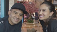 Pasangan ini sepertinya suka minum kopi. Serasi menggunakan baju hitam, mereka pun nongkrong di kafe Djournal untuk ngopi. Foto: Instagram @jud1ka @duma_riris