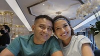 Pasangan yang menikah tahun 2013 itu juga pernah membagikan momen ketika mengisi amunisi dengan menikmati banyak makanan sebelum bertanding. Foto: Instagram @jud1ka @duma_riris