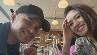 Romantis! Pada hari Valentine, Judika dan Duma menyempatkan waktu untuk nongkrong dan makan siang di restoran. Tampaknya, mereka memesan makanan Indonesia. Foto: Instagram @jud1ka @duma_riris