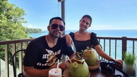 Penyanyi jebolan Indonesia Idol itu pergi ke Bali dan sempat makan di salah satu restoran berlatar pemandangan laut. Air kelapa murni hingga kopi tersaji di meja mereka. Foto: Instagram @jud1ka @duma_riris