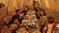 Ketika liburan ke Turki, Judika menunjukkan potret bersama keluarga besarnya saat menikmati makanan khas Turki di restoran dengan konsep seperti gua. Seru ya! Foto: Instagram @jud1ka @duma_riris