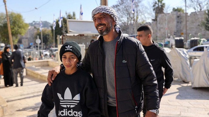 Potret Remaja Palestina yang Dihukum Israel Satu Tahun Penjara gegara Lempar Batu Palestinian Ayham al-Salaymeh, 14, who was sentenced to one year in prison by an Israeli court and spent 18 months under house arrest on charges of throwing stones at Israelis in Jerusalem, looks out from his family's house days before surrendering to serve his sentence in an Israeli jail, in East Jerusalem, November 25, 2024. REUTERS/Latifeh Abdellatif TPX IMAGES OF THE DAY