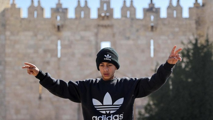 Potret Remaja Palestina yang Dihukum Israel Satu Tahun Penjara gegara Lempar Batu Palestinian Ayham al-Salaymeh, 14, who was sentenced to one year in prison by an Israeli court and spent 18 months under house arrest on charges of throwing stones at Israelis in Jerusalem, looks out from his family's house days before surrendering to serve his sentence in an Israeli jail, in East Jerusalem, November 25, 2024. REUTERS/Latifeh Abdellatif TPX IMAGES OF THE DAY