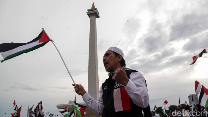 Massa Reuni Akbar 212 berkumpul di lapangan Monas, Jakarta, Senin (2/12/2024). Reuni itu diawali dengan salat Tahajud dan zikir bersama.