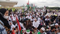 Massa aksi membawa perlengkapan seperti tikar atau sajadah masing-masing. Bagi yang tak membawanya, mereka membeli tikar plastik dari pedagang yang menjajakan langsung di lokasi.  