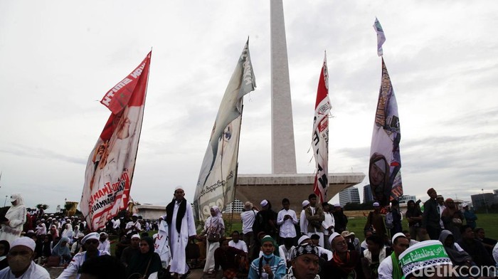 Massa Reuni Akbar 212 berkumpul di lapangan Monas, Jakarta, Senin (2/12/2024). Reuni itu diawali dengan salat Tahajud dan zikir bersama.