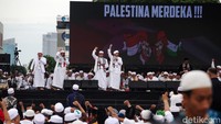 Massa Reuni Akbar 212 berkumpul di lapangan Monas, Jakarta, Senin (2/12/2024). Reuni itu diawali dengan salat Tahajud dan zikir bersama.