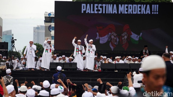 Massa Reuni Akbar 212 berkumpul di lapangan Monas, Jakarta, Senin (2/12/2024). Reuni itu diawali dengan salat Tahajud dan zikir bersama.