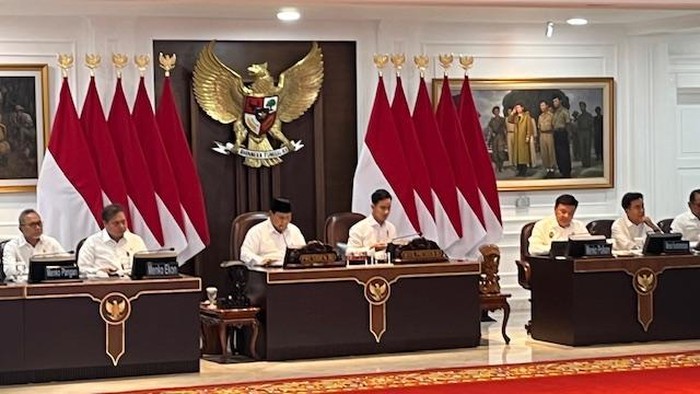 Presiden Prabowo Subianto dan Wapres Gibran Rakabuming Raka memimpin sidang kabinet paripurna, di Istana Negara, Jakarta, Senin (2/12/2024).