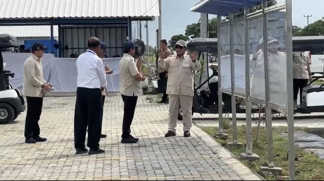 Presiden Prabowo Subianto melakukan kunjungan kerja ke Modeling Kawasan Tambak Budi Daya Ikan Nila Salin (BINS) di Karawang