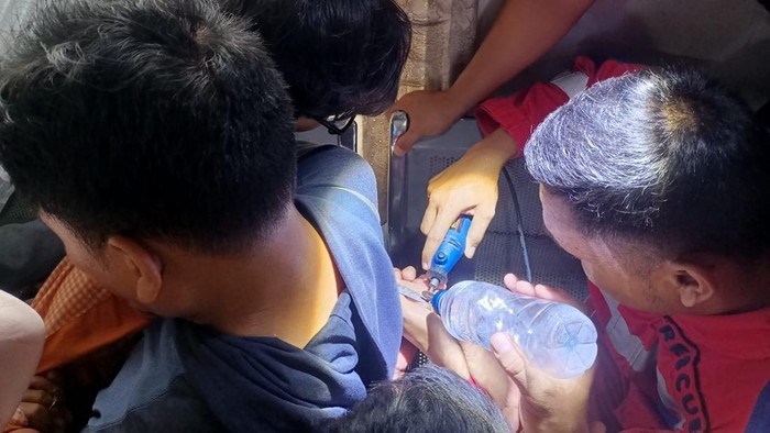 Proses evakuasi anak yang jarinya terjepit slot jendela di mako damkar Pasar Turi