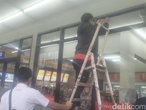 Polrestabes Makassar Ganti Kaca Minimarket yang Rusak Dilempar Mahasiswa Papua