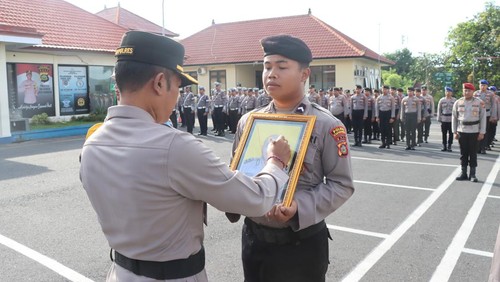 Proses upacara pemberhentian dengan tidak hormat (PDTH) kepada Aipda IWK. (dok. Polres Karangasem)