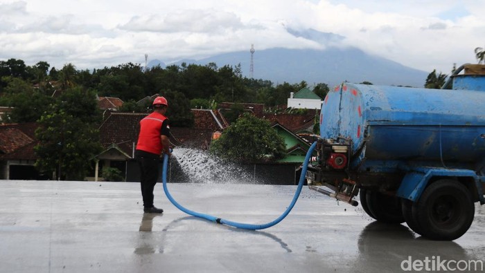 Petugas proyek tol Jogja-Solo membersihkan material di area proyek tol di Kalasan, Sleman.