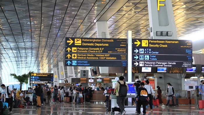 PT Angkasa Pura Indonesia (InJourney Airports) menetapkan penurunan tarif jasa kebandarudaraan bagi penumpang pesawat dan maskapai penerbangan.