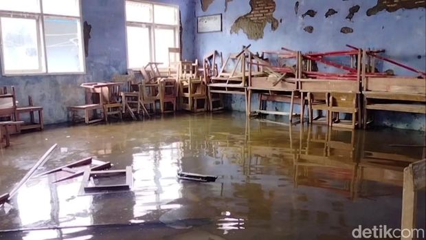Puluhan warga di Desa Mayangan, Subang mengikuti ujian semesteran di tengah banjir rob