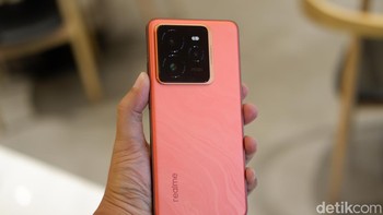 Realme GT 7 Pro versi global ini (12GB/512GB) dijual dengan harga 3.699 ringgit atau sekitar Rp 13,2 juta. Sementara itu, saat dirilis di China GT 7 Pro dijual dengan harga 3.999 yuan atau sekitar Rp 8,8 juta untuk varian yang sama. Foto: Adi Fida Rahman/detikINET