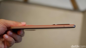 HP ini punya ketebalan 8,55 mm dengan berat 222,8 gram. Foto: Adi Fida Rahman/detikINET